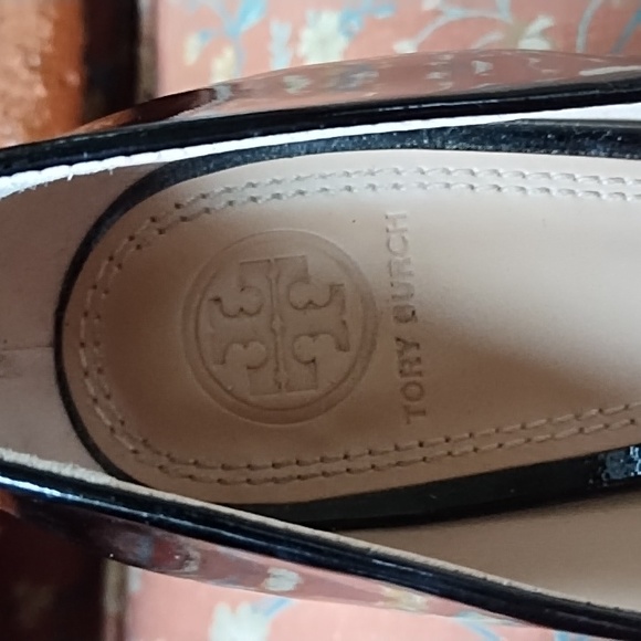 COPY - Tory Burch Black Patent Leather Open Toe T Logo Wedges (7) - Picture 3 of 11